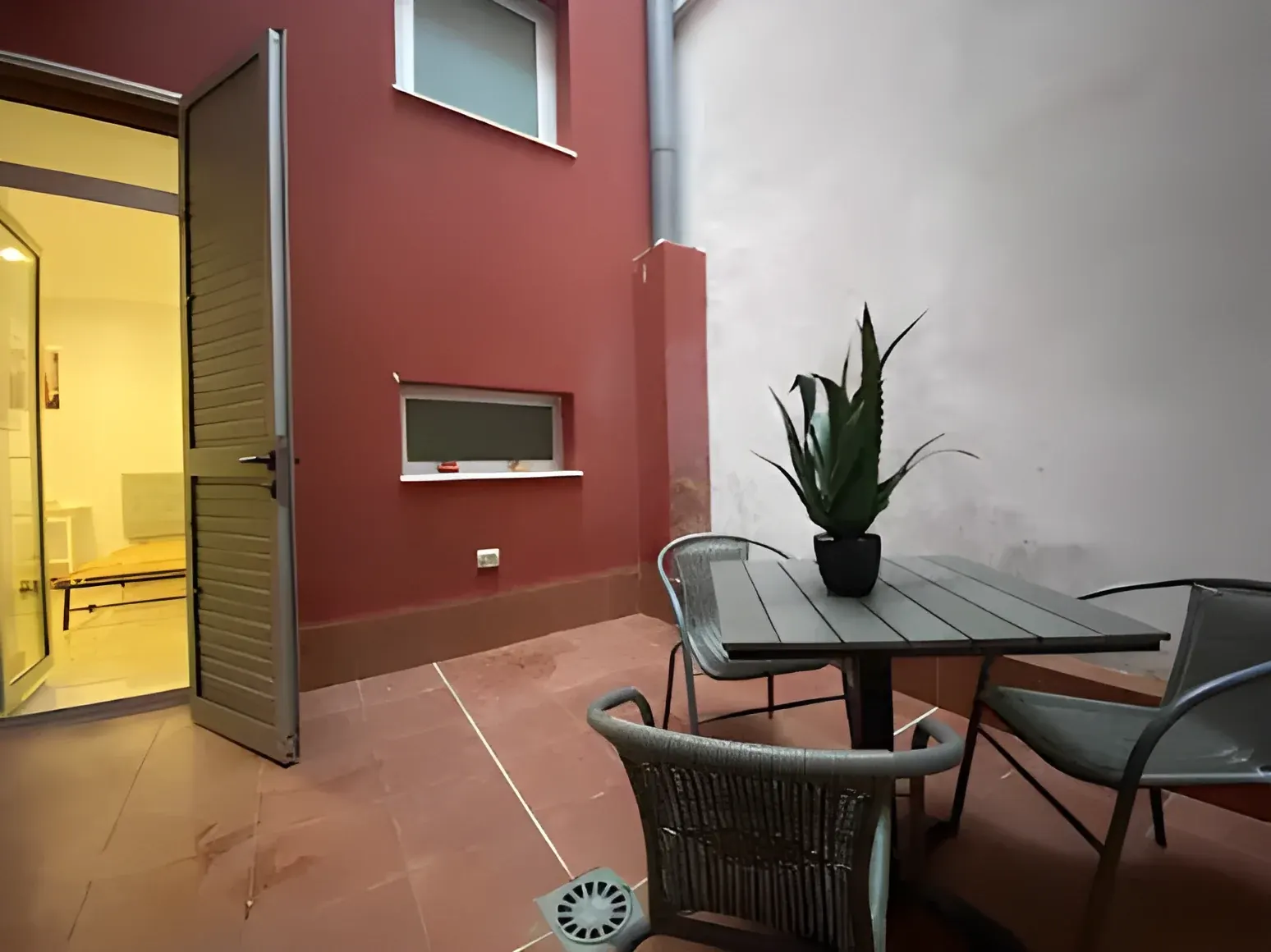 Terraza exterior con mesa y sillas