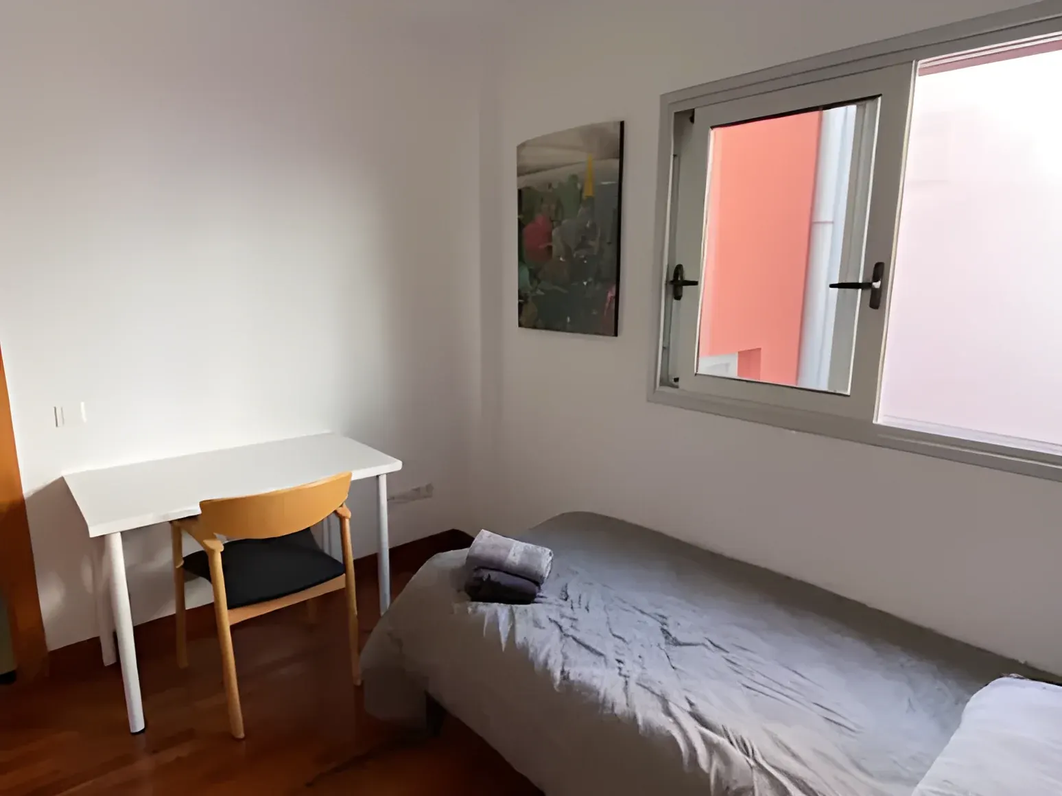 Dormitorio con zona de teletrabajo