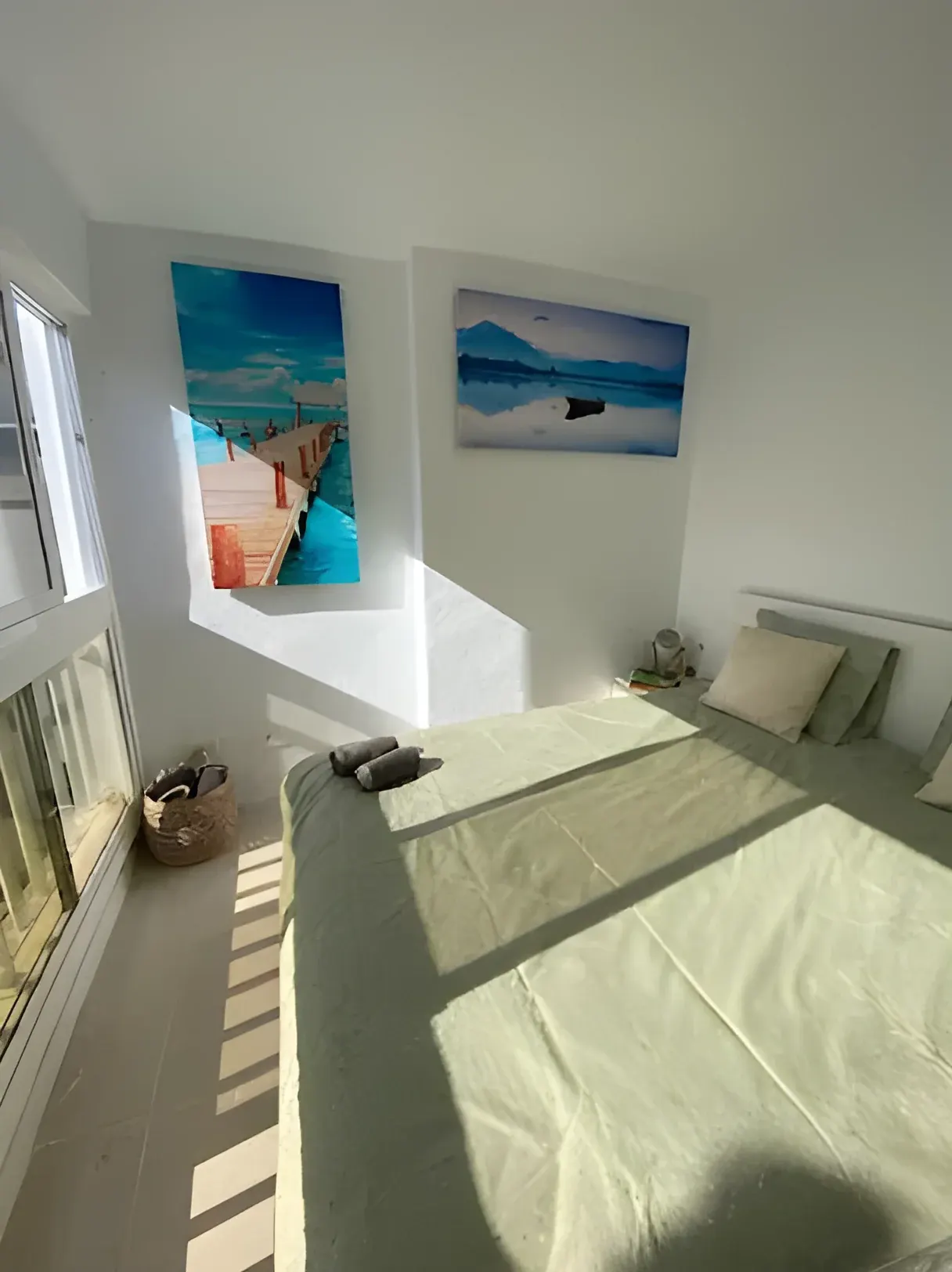 Dormitorio luminoso con cama y luz natural