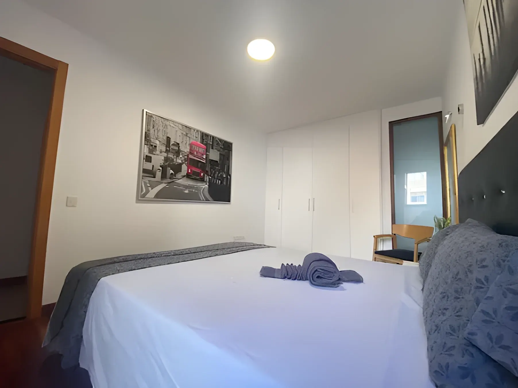 Dormitorio principal con cama de matrimonio