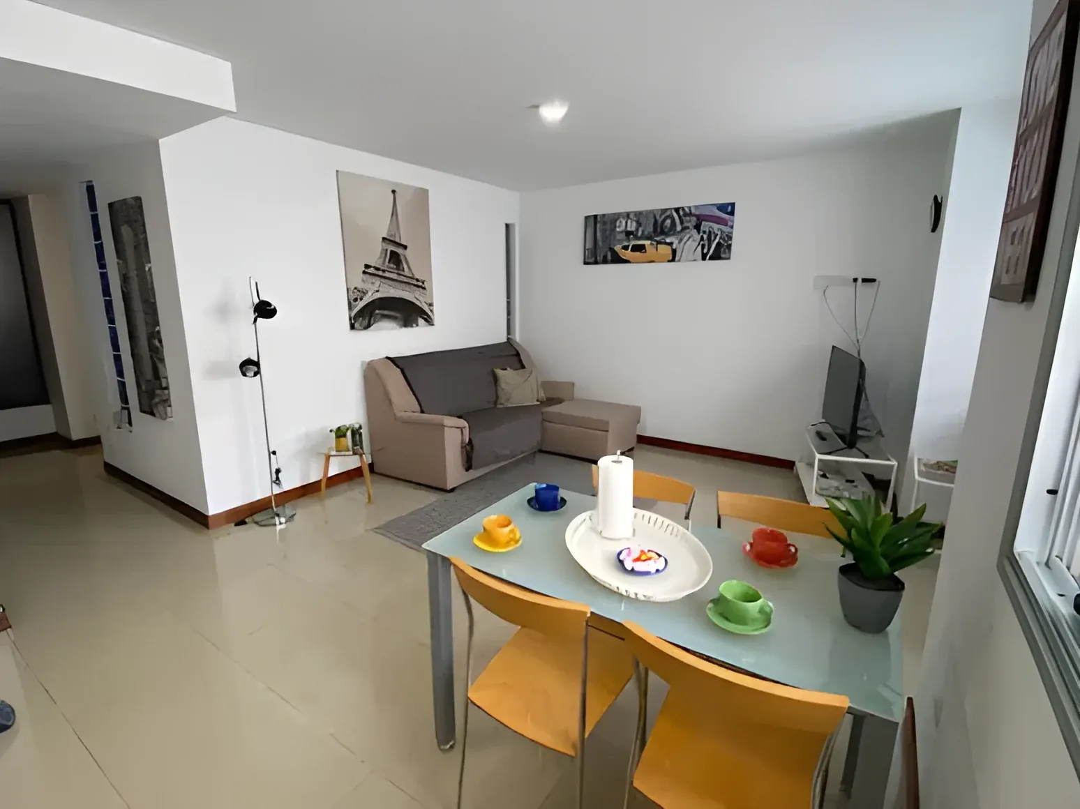 Salón comedor de espacio abierto y luminoso