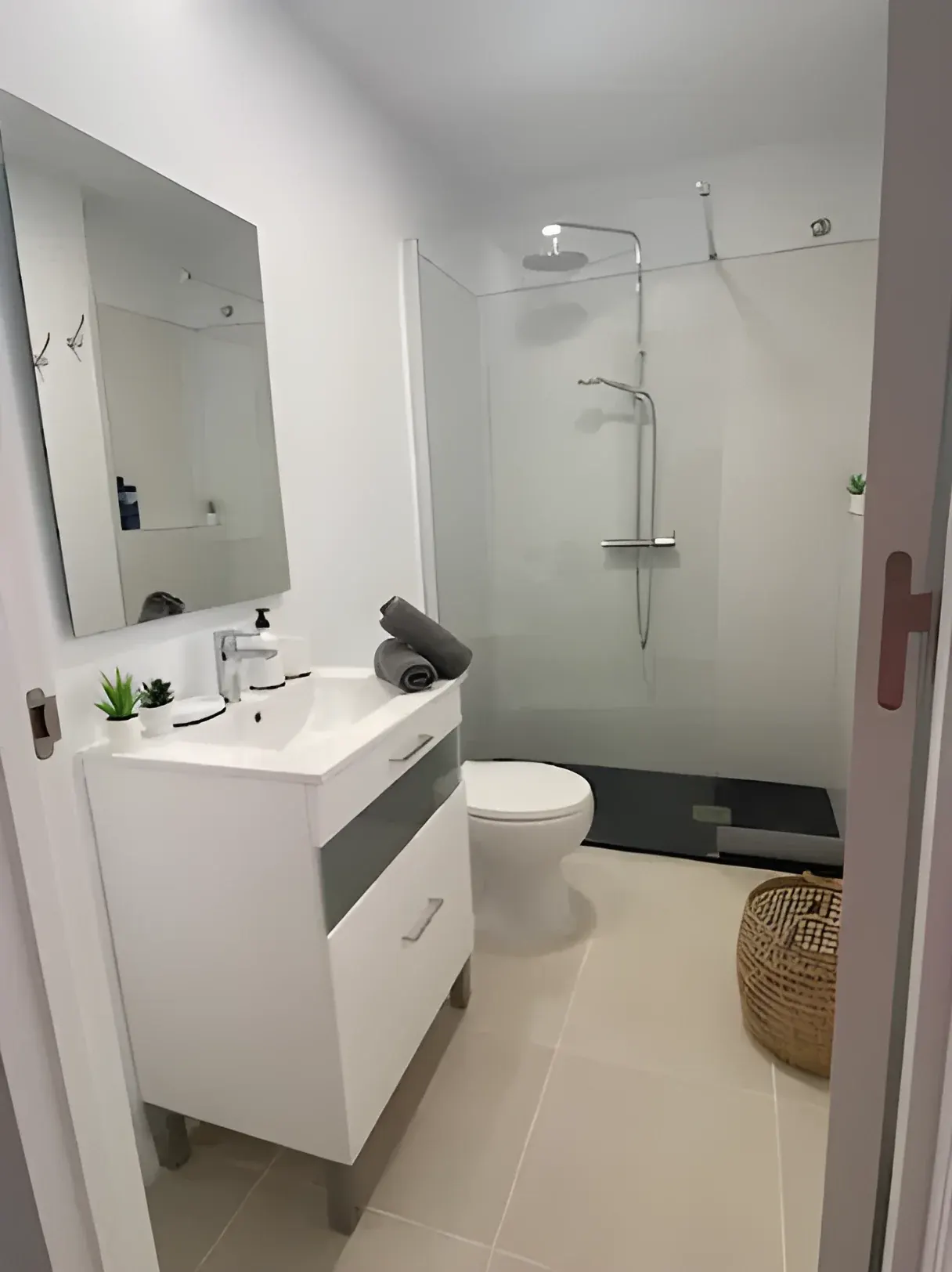 Baño moderno con ducha